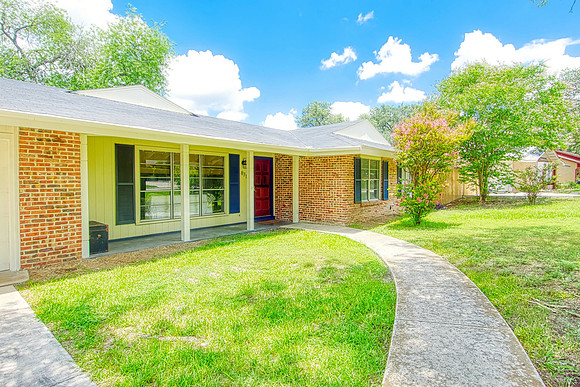 8715 Oak Ledge Dr (004)