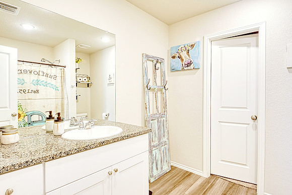 1223 Lora Robins (021)