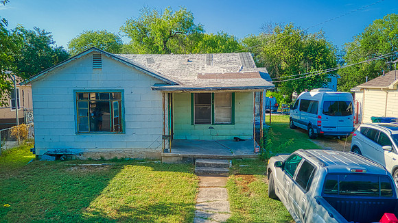 415 W Southcross (018)
