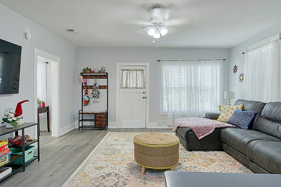 715 E Mistletoe (008)
