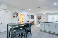 715 E Mistletoe (010)
