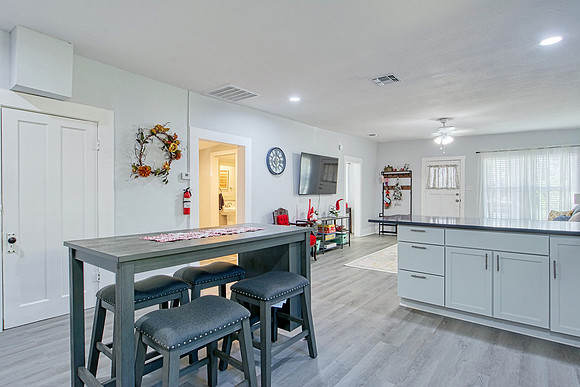 715 E Mistletoe (010)