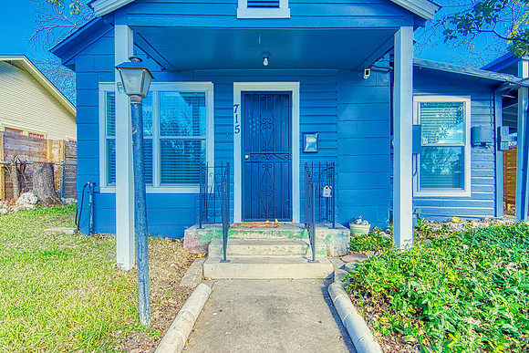 715 E Mistletoe-MLS (003)