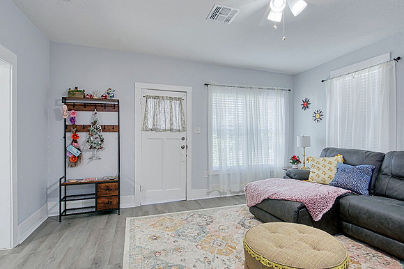 715 E Mistletoe-MLS (004)