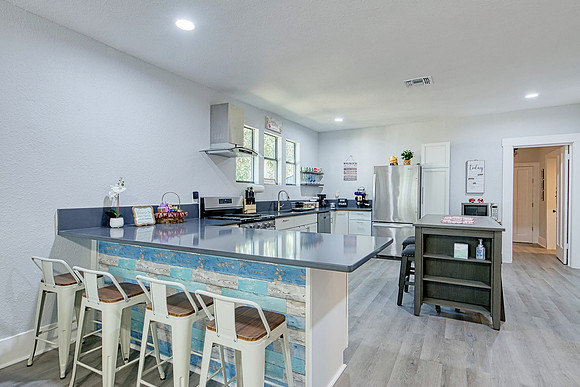 715 E Mistletoe-MLS (007)