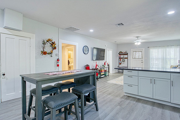 715 E Mistletoe-MLS (010)