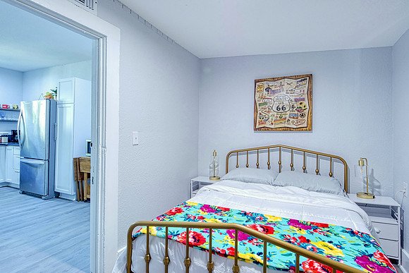 715 E Mistletoe-MLS (022)