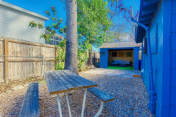 715 E Mistletoe-MLS (023)