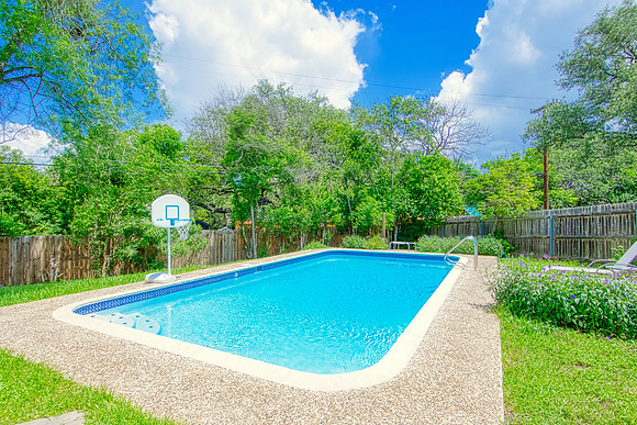 8715 Oak Ledge Dr (040)
