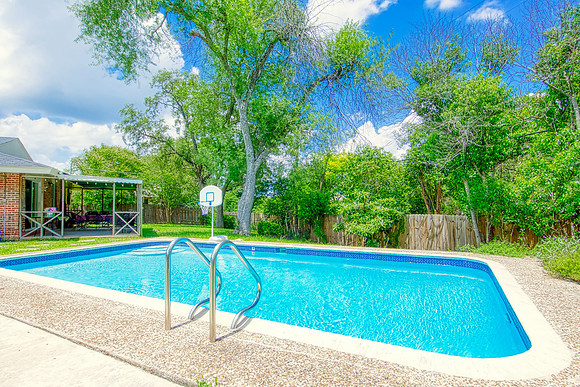 8715 Oak Ledge Dr (043)