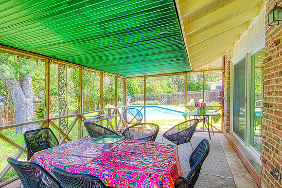 8715 Oak Ledge Dr (037)