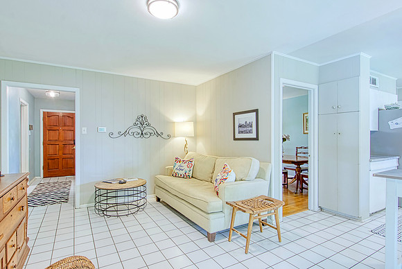 8715 Oak Ledge Dr (018)