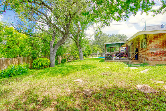 8715 Oak Ledge Dr (046)