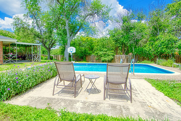 8715 Oak Ledge Dr (042)