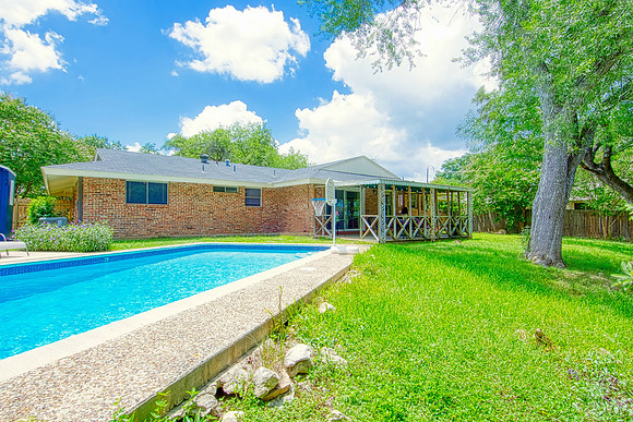 8715 Oak Ledge Dr (044)