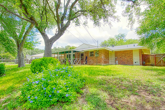 8715 Oak Ledge Dr (047)